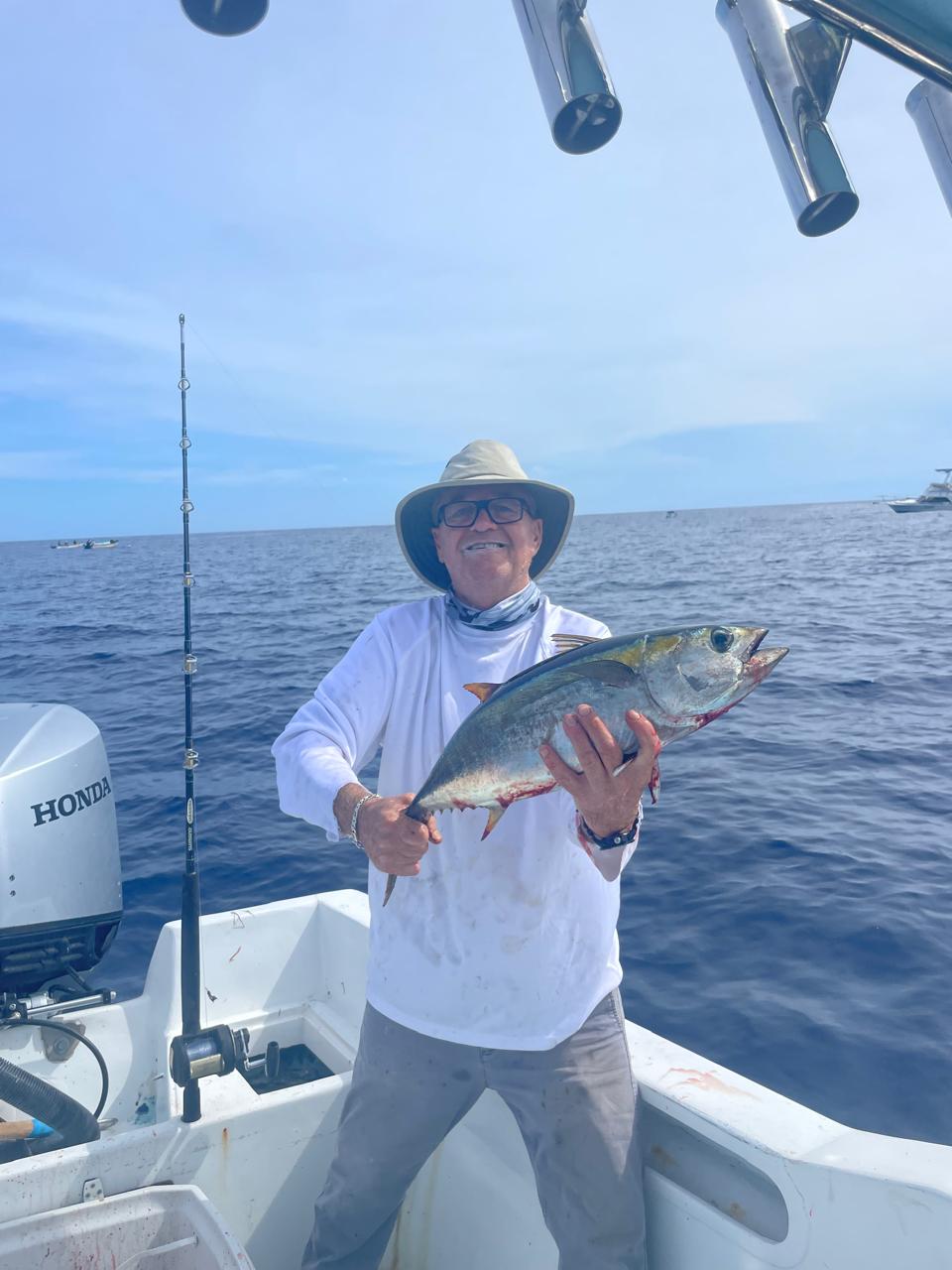 Client with 10 lb tuna – San José del Cabo charter