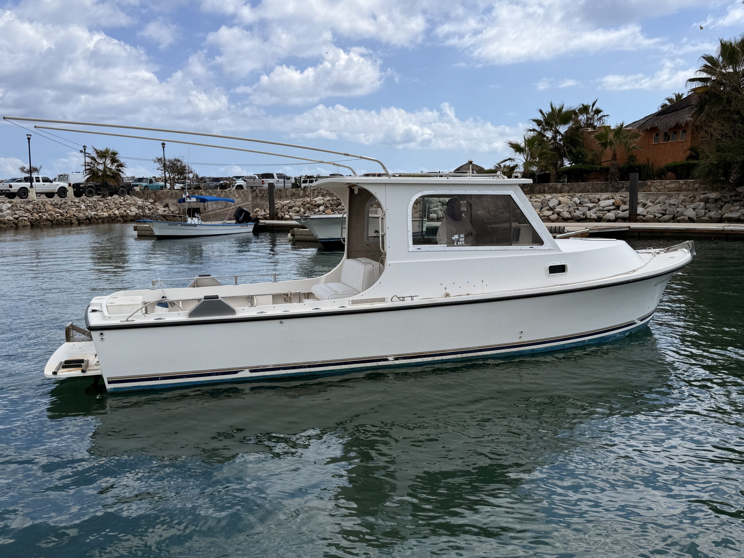 28ft boat with private bathroom, ideal for up to 4 guests.