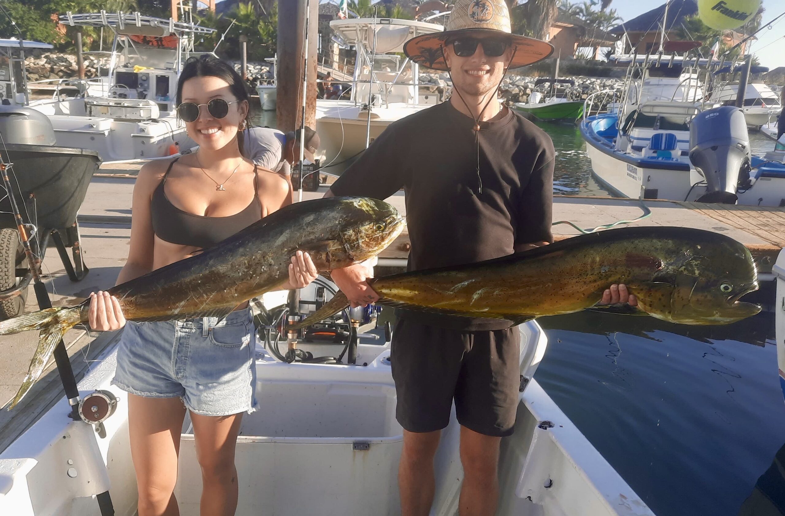 Daliken Sportfishing guests smiling with a dorado (mahi mahi) catch from La Fortuna, San José del Cabo fishing report
