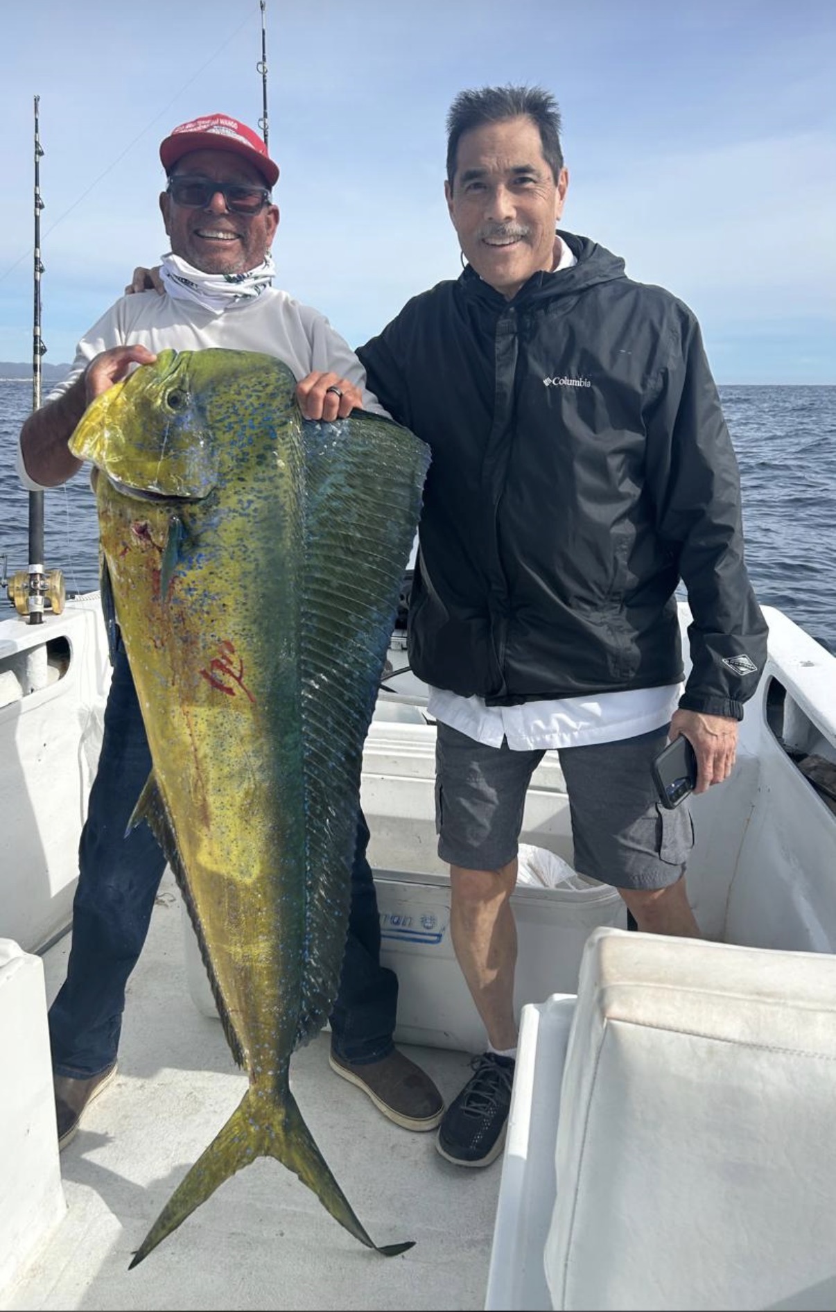 Anglers posing with a mahi mahi on a Los Cabos fishing charter with Daliken Sportfishing