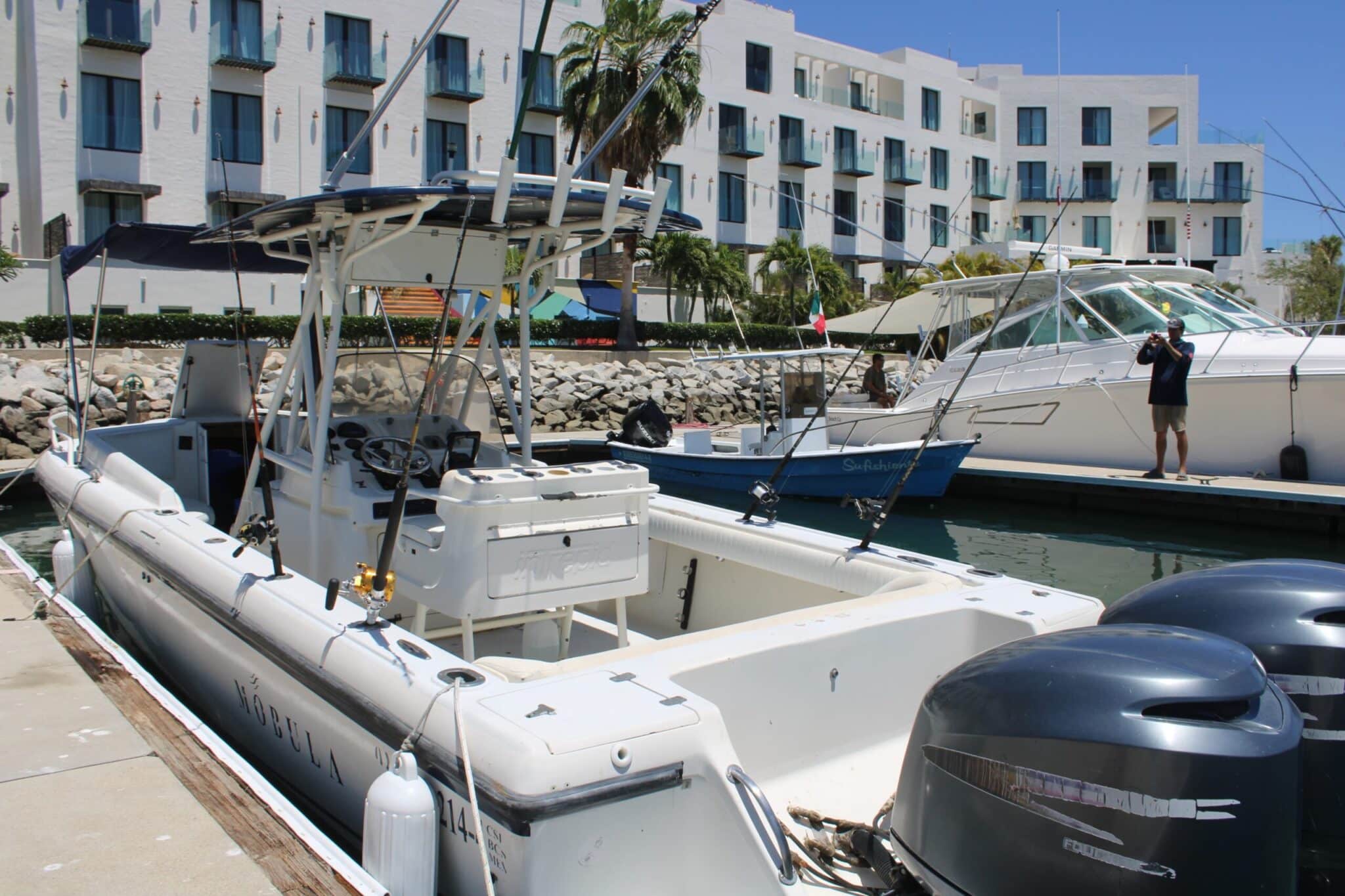 Center console 32ft for snorkeling and fishing in Los Cabos